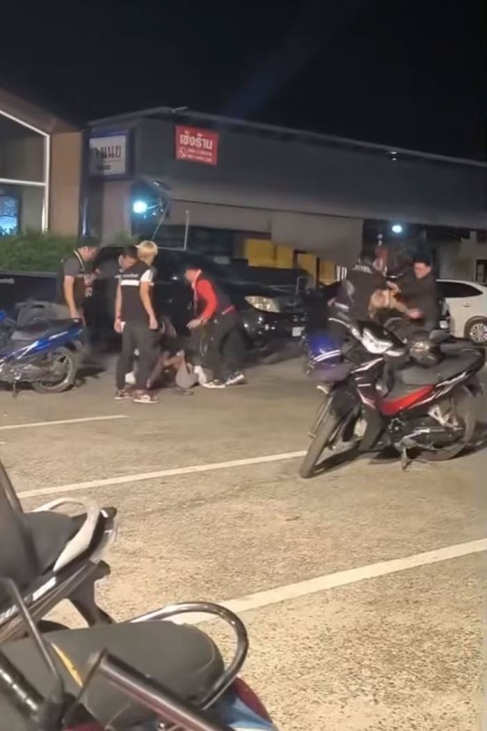 การ์ดร้านดังสุรินทร์ รุมกระทืบลูกค้า การ์ดร้านดังสุรินทร์ รุมกระทืบลูกค้า