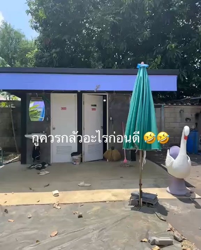 สาวไปตั้งแคมป์ เดินไปห้องน้ำ เจอตุ๊กแกยักษ์บนประตู ส่วนข้างล่างมีงูเลื้อยอยู่ สาวไปตั้งแคมป์ เดินไปห้องน้ำ เจอตุ๊กแกยักษ์บนประตู ส่วนข้างล่างมีงูเลื้อยอยู่