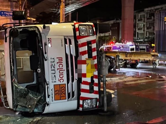 รถบรรทุกน้ำมันคว่ำ สุขสวัสดิ์ 27 น้ำมันทะลักนองเต็มพื้น รถบรรทุกน้ำมันคว่ำ สุขสวัสดิ์ 27 น้ำมันทะลักนองเต็มพื้น