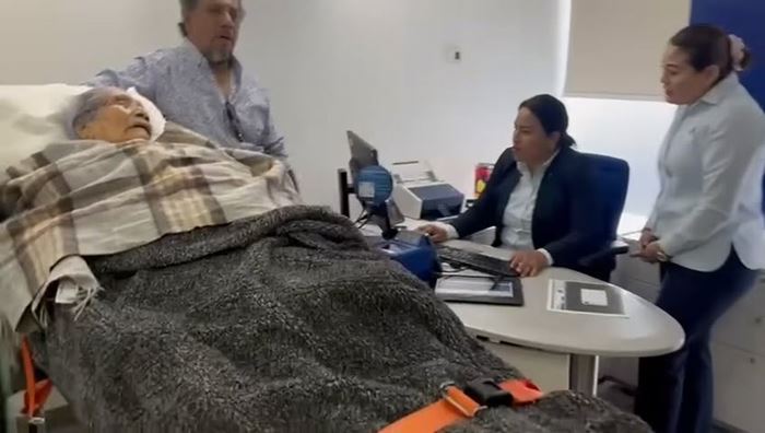 แบงก์ย้ำต้องมาด้วยตัวเอง แม่เฒ่า 96 ปี จำต้องมาทั้งสภาพติดเตียง แบงก์ย้ำต้องมาด้วยตัวเอง แม่เฒ่า 96 ปี จำต้องมาทั้งสภาพติดเตียง