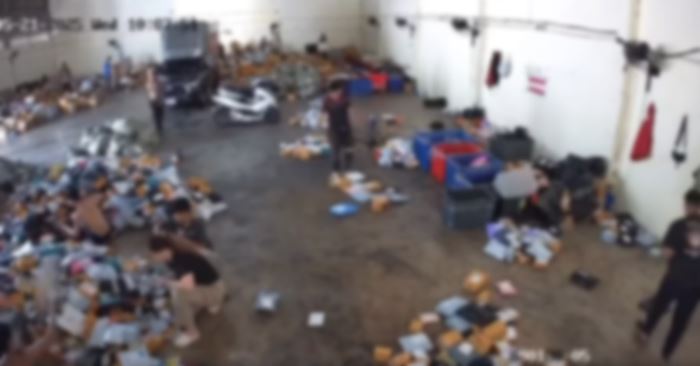 สภาพจุดคัดแยกพัสดุ พนง. โยนว่อนข้ามห้อง - ใช้เท้าเตะ สภาพจุดคัดแยกพัสดุ พนง. โยนว่อนข้ามห้อง - ใช้เท้าเตะ