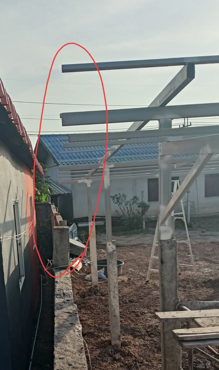 กลุ้มใจเพื่อนบ้าน สร้างหลังคาหวิดล้ำเข้าบ้าน กลุ้มใจเพื่อนบ้าน สร้างหลังคาหวิดล้ำเข้าบ้าน