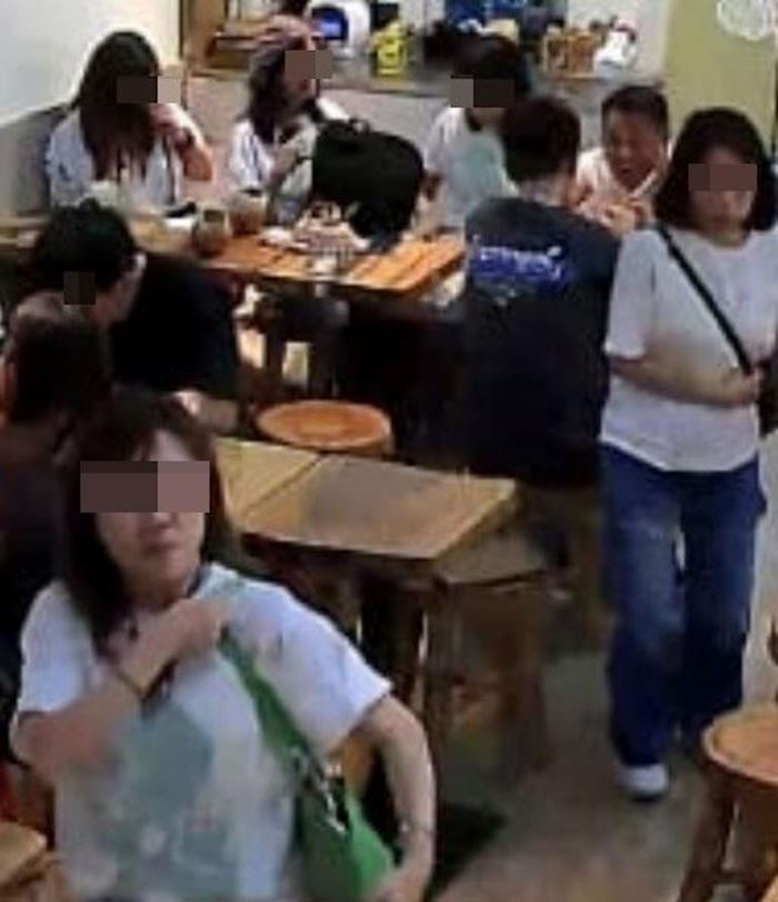 ร้านเปิดภาพลูกค้าหญิง 6 คน กินแล้วเดินออกทีละคน ร้านเปิดภาพลูกค้าหญิง 6 คน กินแล้วเดินออกทีละคน