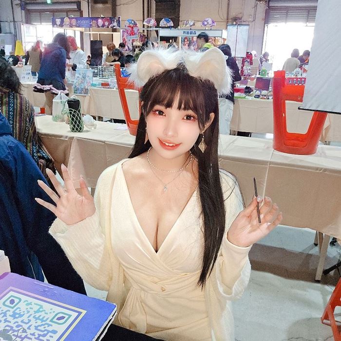 คอสเพลย์สาวแซ่บเปิดใจ มีสามี 2 คน เผยชีวิตรักแท้แบบ ฉันอยู่ตรงกลาง คอสเพลย์สาวแซ่บเปิดใจ มีสามี 2 คน เผยชีวิตรักแท้แบบ ฉันอยู่ตรงกลาง