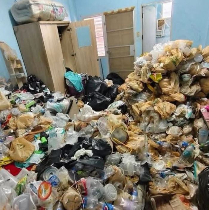 ความลับนางฟ้า เปิดห้องออกมาเจอขยะสุมกองเป็นภูเขา ความลับนางฟ้า เปิดห้องออกมาเจอขยะสุมกองเป็นภูเขา