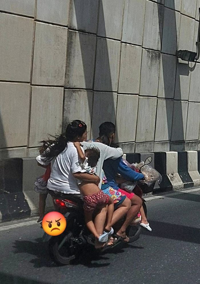 ภาพพ่อแม่อุ้มลูกซ้อนท้ายมอเตอร์ไซค์รวม 7 ชีวิตในอุโมงค์ภูเก็ต ภาพพ่อแม่อุ้มลูกซ้อนท้ายมอเตอร์ไซค์รวม 7 ชีวิตในอุโมงค์ภูเก็ต