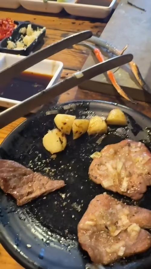 ลูกค้าไปกินปิ้งย่างดัง สะพรึงเจออะไรติดมาใต้จานเพียบ ลูกค้าไปกินปิ้งย่างดัง สะพรึงเจออะไรติดมาใต้จานเพียบ