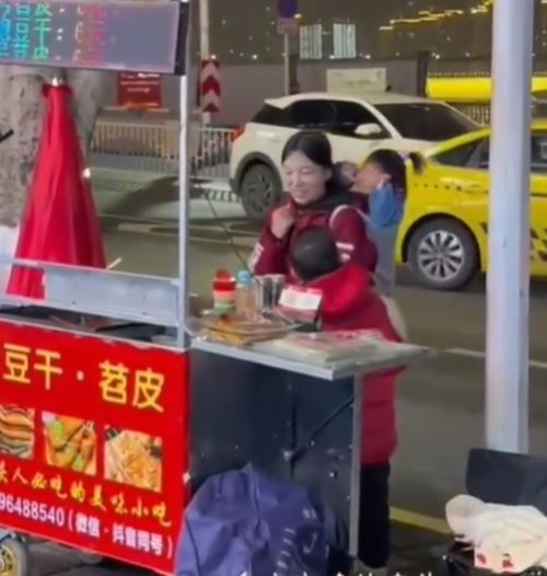 แม่สาวสุดสตรอง หอบลูก 2 ขายของข้างถนน แม่สาวสุดสตรอง หอบลูก 2 ขายของข้างถนน