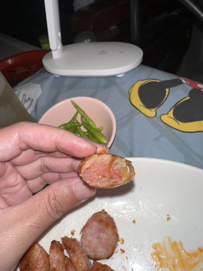 เนื้อแดง ๆ อยู่ข้างในปอเปี๊ยะ เนื้อแดง ๆ อยู่ข้างในปอเปี๊ยะ