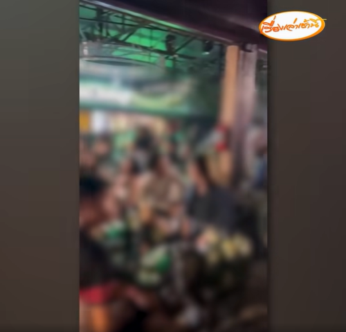 บาร์ดังเจอชุดปกครองบุก หลังถูกขุดปมฉาว ลูกค้าชี้ถูกถ่ายบัตร ปชช. บาร์ดังเจอชุดปกครองบุก หลังถูกขุดปมฉาว ลูกค้าชี้ถูกถ่ายบัตร ปชช.