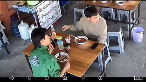 ลูกค้าเหยาะน้ำปลาโดยไม่มอง พอรู้ว่าเอาอะไรใส่ไป ฮาเลย ลูกค้าเหยาะน้ำปลาโดยไม่มอง พอรู้ว่าเอาอะไรใส่ไป ฮาเลย