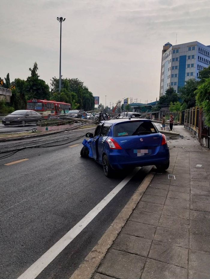 เก๋งชนเสาไฟฟ้า เหนี่ยวเสาไฟล้ม 12 ต้น เก๋งชนเสาไฟฟ้า เหนี่ยวเสาไฟล้ม 12 ต้น