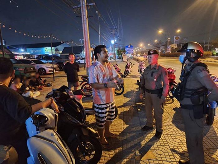 ตำรวจปลอมตัวเข้าแก๊งซิ่ง รวบวัยรุ่นขี่จักรยานยนต์ ตำรวจปลอมตัวเข้าแก๊งซิ่ง รวบวัยรุ่นขี่จักรยานยนต์