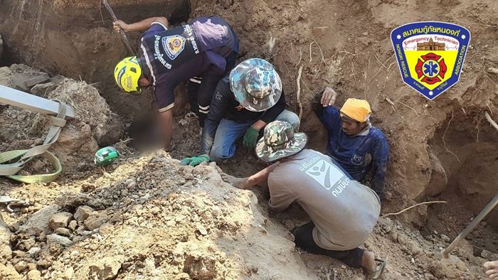 ดินสไลด์ถล่มทับ 2 คนงานก่อสร้าง กู้ภัยช่วยระทึก ดินสไลด์ถล่มทับ 2 คนงานก่อสร้าง กู้ภัยช่วยระทึก