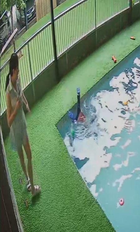 แม่คลาดสายตาชั่วขณะ ลูกตกน้ำหัวทิ่ม พุ่งตัวดึงลูกอย่างไว แม่คลาดสายตาชั่วขณะ ลูกตกน้ำหัวทิ่ม พุ่งตัวดึงลูกอย่างไว