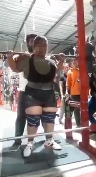 นักยกน้ำหนักแชมป์เยาวชนวัย 17 ถูกบาร์เหล็กทับคอดับสลด นักยกน้ำหนักแชมป์เยาวชนวัย 17 ถูกบาร์เหล็กทับคอดับสลด