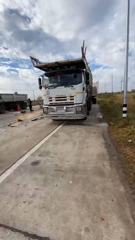 รถตู้พุ่งชนท้ายบรรทุกพ่วง ดับ 4 ศพ รถตู้พุ่งชนท้ายบรรทุกพ่วง ดับ 4 ศพ