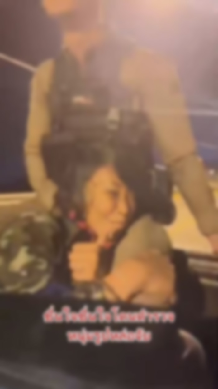 หญิงสาวถูกตำรวจจับ แต่กลับยิ้มแย้มมีความสุข หญิงสาวถูกตำรวจจับ แต่กลับยิ้มแย้มมีความสุข