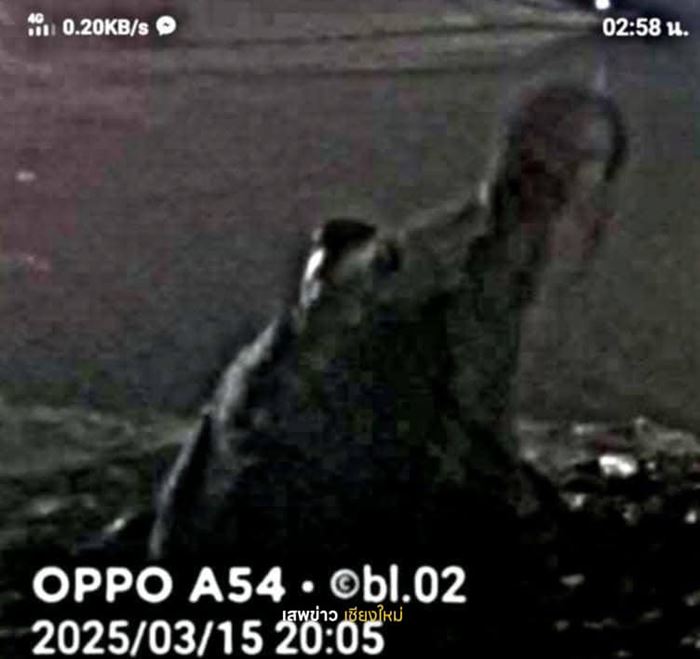 กู้ภัยขนหัวลุก งมหาร่างคนตกแม่น้ำ เจอภาพสาวปริศนานั่งริมน้ำ กู้ภัยขนหัวลุก งมหาร่างคนตกแม่น้ำ เจอภาพสาวปริศนานั่งริมน้ำ