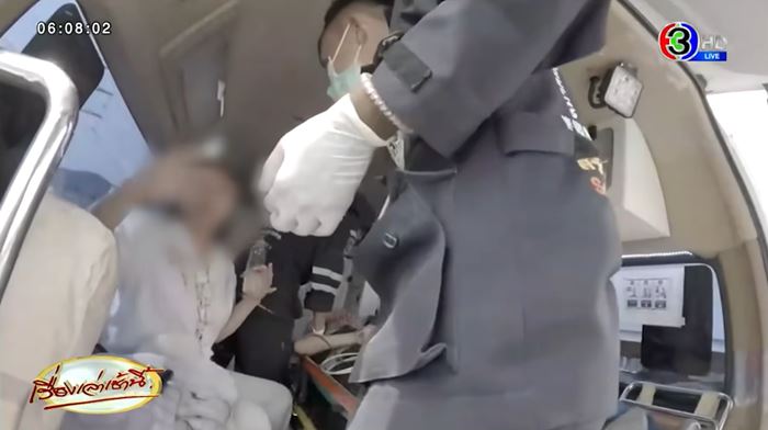 รุดช่วยคนหมดสติบนรถตู้ คาดสูดสารพิษ รุดช่วยคนหมดสติบนรถตู้ คาดสูดสารพิษ