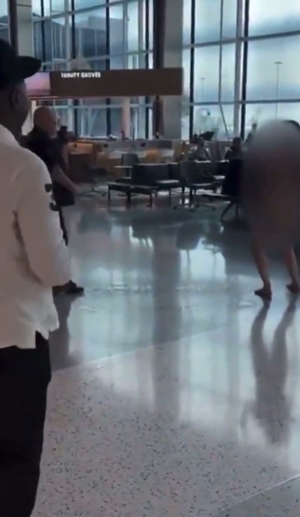 หญิงคลั่ง วิ่งล่อนจ้อนป่วนสนามบิน คนอึ้งไร้เงา จนท. หญิงคลั่ง วิ่งล่อนจ้อนป่วนสนามบิน คนอึ้งไร้เงา จนท.