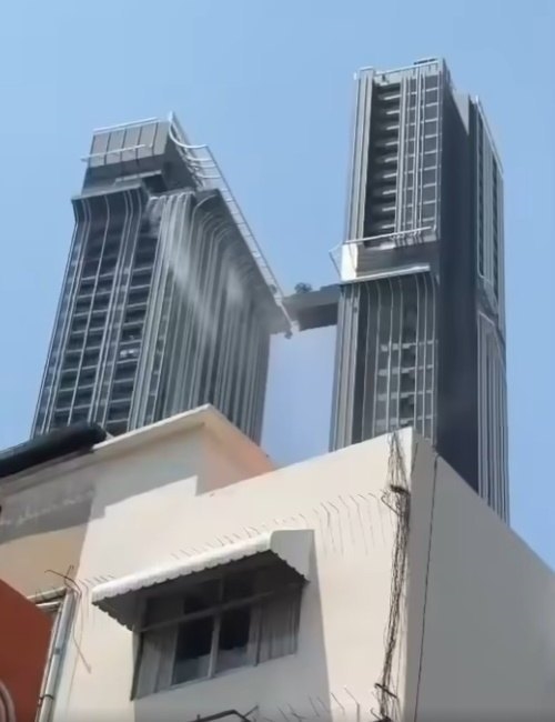 Park Origin ยันแค่วัสดุหุ้มตกแต่งหลุด สะพานเชื่อมอาคารแข็งแรงดี Park Origin ยันแค่วัสดุหุ้มตกแต่งหลุด สะพานเชื่อมอาคารแข็งแรงดี