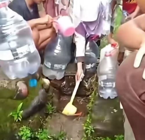 ชาวบ้านแห่ดื่มน้ำพุอัศจรรย์ พุ่งขึ้นมาจากใต้ดิน ชาวบ้านแห่ดื่มน้ำพุอัศจรรย์ พุ่งขึ้นมาจากใต้ดิน