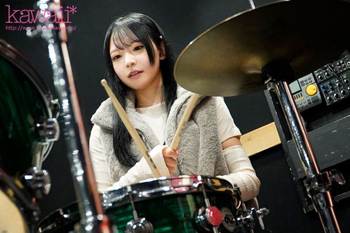 สาวเข้าชมรมดนตรี หวังยุติความโสด กลับเป็นจุดเริ่มผันเล่น AV สาวเข้าชมรมดนตรี หวังยุติความโสด กลับเป็นจุดเริ่มผันเล่น AV