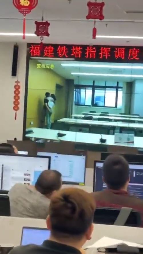 คู่รักเห็นห้องประชุมว่าง แอบเข้ามาเลิฟซีนดูดดื่ม ซีดไม่รู้มีประชุมออนไลน์ คู่รักเห็นห้องประชุมว่าง แอบเข้ามาเลิฟซีนดูดดื่ม ซีดไม่รู้มีประชุมออนไลน์