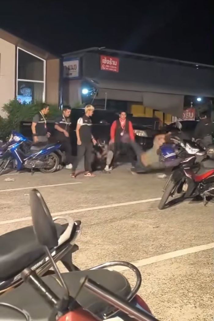 การ์ดร้านดังสุรินทร์ รุมกระทืบลูกค้า การ์ดร้านดังสุรินทร์ รุมกระทืบลูกค้า