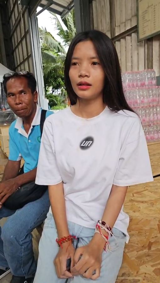 สาวเล่านาที หนีออกจากตึก สตง. สาวเล่านาที หนีออกจากตึก สตง.