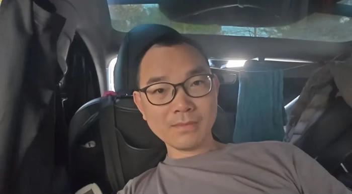 ชายใช้ชีวิตในรถ แทนการเช่าห้อง ชี้กว่า 3 ปี ประหยัดเงินเกือบครึ่งล้าน ชายใช้ชีวิตในรถ แทนการเช่าห้อง ชี้กว่า 3 ปี ประหยัดเงินเกือบครึ่งล้าน