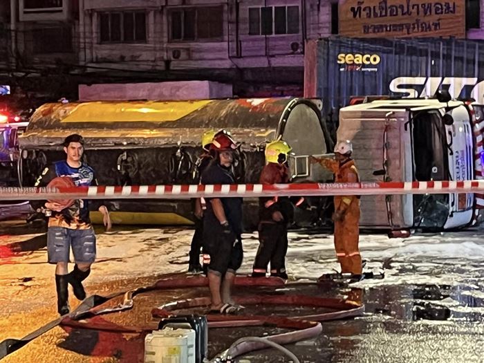 รถบรรทุกน้ำมันคว่ำ สุขสวัสดิ์ 27 น้ำมันทะลักนองเต็มพื้น รถบรรทุกน้ำมันคว่ำ สุขสวัสดิ์ 27 น้ำมันทะลักนองเต็มพื้น