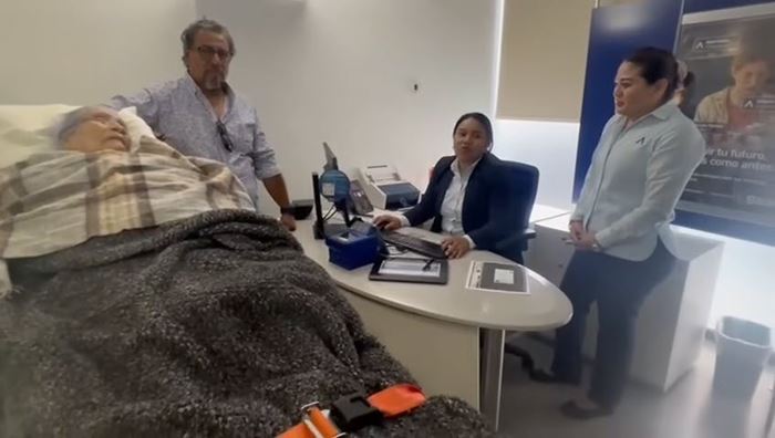 แบงก์ย้ำต้องมาด้วยตัวเอง แม่เฒ่า 96 ปี จำต้องมาทั้งสภาพติดเตียง แบงก์ย้ำต้องมาด้วยตัวเอง แม่เฒ่า 96 ปี จำต้องมาทั้งสภาพติดเตียง