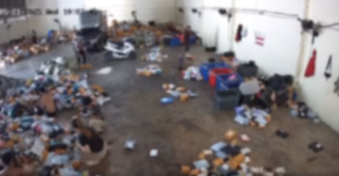 สภาพจุดคัดแยกพัสดุ พนง. โยนว่อนข้ามห้อง - ใช้เท้าเตะ สภาพจุดคัดแยกพัสดุ พนง. โยนว่อนข้ามห้อง - ใช้เท้าเตะ