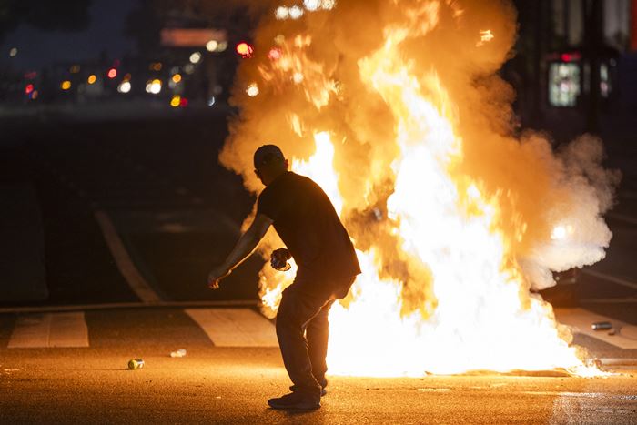 LA ลุกเป็นไฟ ! ประท้วงเดือด ปิดถนน-จุดไฟเผา LA ลุกเป็นไฟ ! ประท้วงเดือด ปิดถนน-จุดไฟเผา