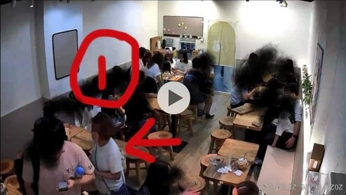 ร้านเปิดภาพลูกค้าหญิง 6 คน กินแล้วเดินออกทีละคน ร้านเปิดภาพลูกค้าหญิง 6 คน กินแล้วเดินออกทีละคน