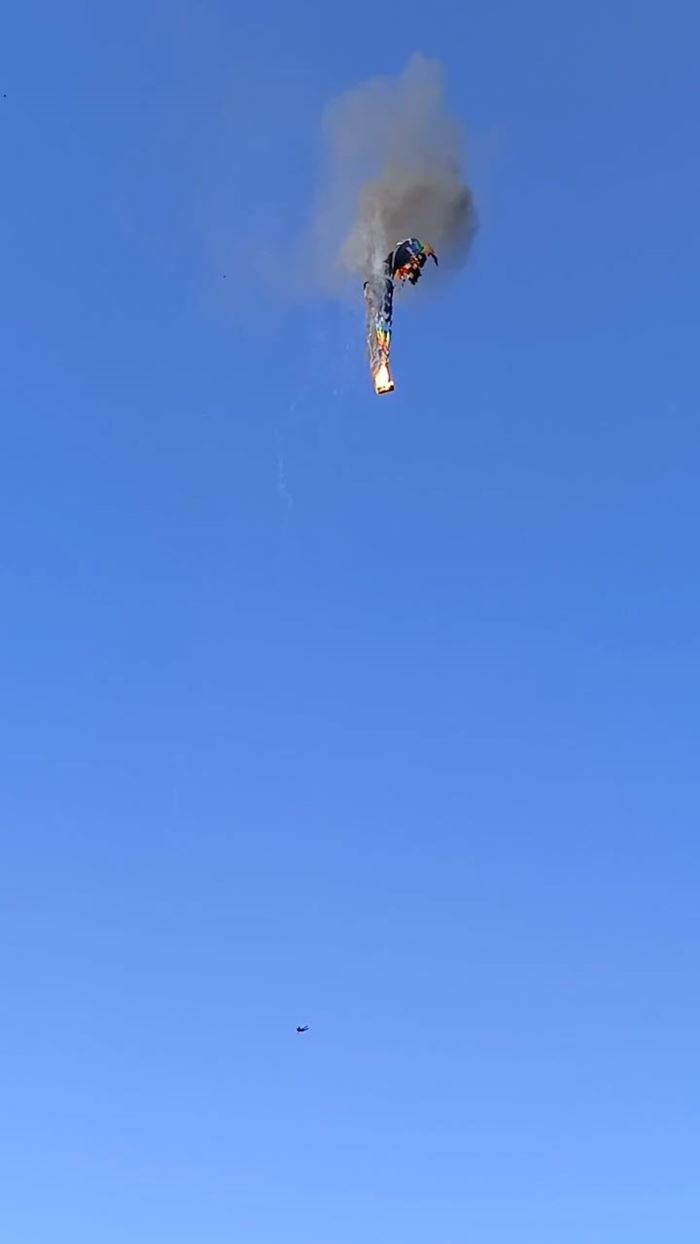 บอลลูนไฟไหม้ก่อนดิ่งร่วงพื้น ดับสลด 8 ราย บอลลูนไฟไหม้ก่อนดิ่งร่วงพื้น ดับสลด 8 ราย