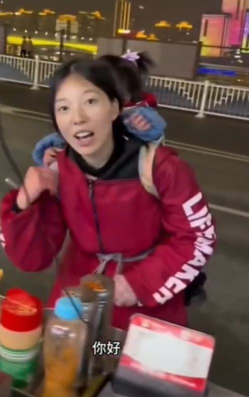 แม่สาวสุดสตรอง หอบลูก 2 ขายของข้างถนน แม่สาวสุดสตรอง หอบลูก 2 ขายของข้างถนน