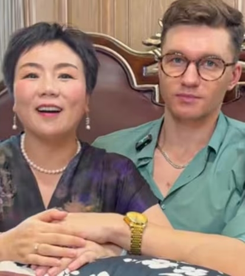 เพื่อนร่วมชั้นลูกชาย กลายเป็นรักแท้ เพื่อนร่วมชั้นลูกชาย กลายเป็นรักแท้