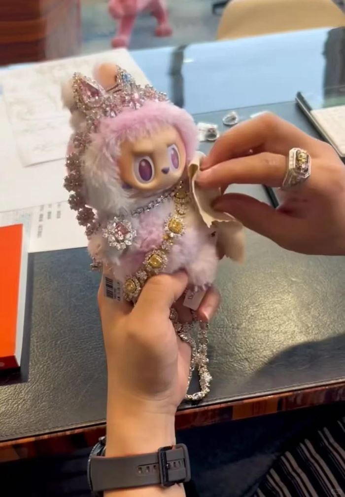 ญาติพาลูกมาบ้าน เด็กเห็นลาบูบู้ แล้วอยากได้ อาละวาดพัง ญาติพาลูกมาบ้าน เด็กเห็นลาบูบู้ แล้วอยากได้ อาละวาดพัง