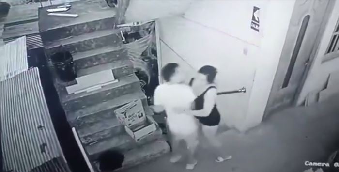 สาววิ่งกอดแฟนหนุ่ม พุ่งตัวแรงเบรกไม่อยู่ ไม่เห็น สาววิ่งกอดแฟนหนุ่ม พุ่งตัวแรงเบรกไม่อยู่ ไม่เห็น