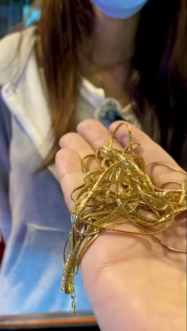 หญิงได้ทองจากขยะ คิดว่าปลอมปล่อยทิ้ ช่างนะโมเช็ก ที่แท้มูลค่าสุดว้าว หญิงได้ทองจากขยะ คิดว่าปลอมปล่อยทิ้ ช่างนะโมเช็ก ที่แท้มูลค่าสุดว้าว