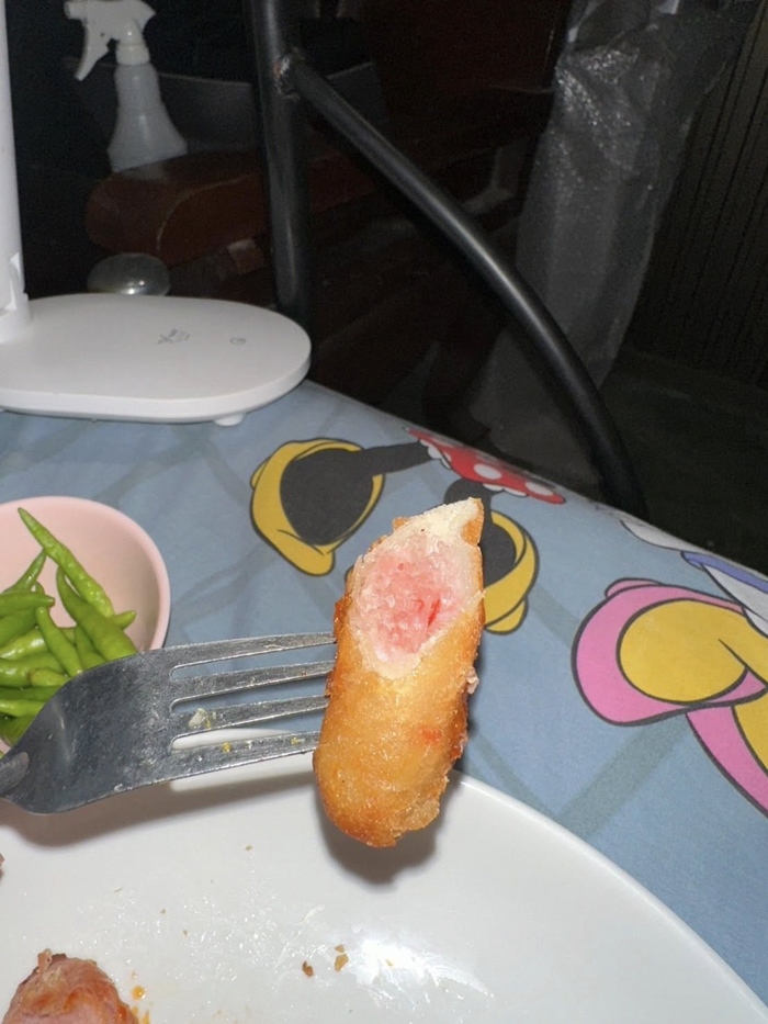 เนื้อแดง ๆ อยู่ข้างในปอเปี๊ยะ เนื้อแดง ๆ อยู่ข้างในปอเปี๊ยะ