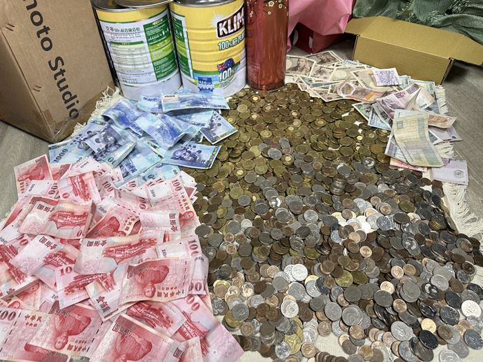 พ่อบ้านน้ำตานอง ซ่อนเงินในกระป๋องนมผง ลูกบังเอิญเจอขุมทรัพย์ นับได้กว่า 3 แสน พ่อบ้านน้ำตานอง ซ่อนเงินในกระป๋องนมผง ลูกบังเอิญเจอขุมทรัพย์ นับได้กว่า 3 แสน