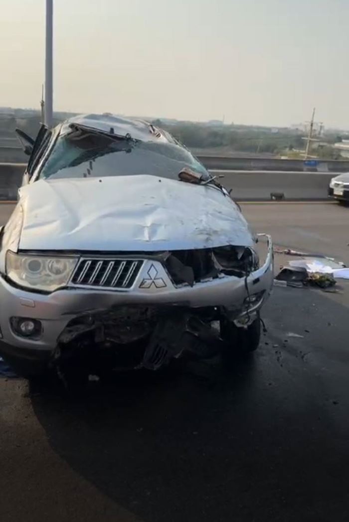 พันเอกหญิง เสียหลักขับชนแบริเออร์ รถหวิดร่วงทางด่วน พันเอกหญิง เสียหลักขับชนแบริเออร์ รถหวิดร่วงทางด่วน