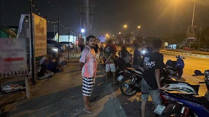 ตำรวจปลอมตัวเข้าแก๊งซิ่ง รวบวัยรุ่นขี่จักรยานยนต์ ตำรวจปลอมตัวเข้าแก๊งซิ่ง รวบวัยรุ่นขี่จักรยานยนต์