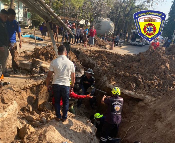 ดินสไลด์ถล่มทับ 2 คนงานก่อสร้าง กู้ภัยช่วยระทึก ดินสไลด์ถล่มทับ 2 คนงานก่อสร้าง กู้ภัยช่วยระทึก