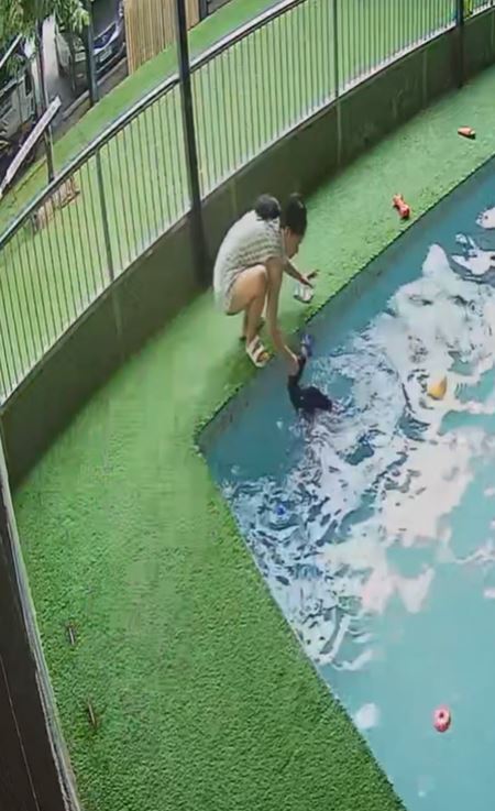 แม่คลาดสายตาชั่วขณะ ลูกตกน้ำหัวทิ่ม พุ่งตัวดึงลูกอย่างไว แม่คลาดสายตาชั่วขณะ ลูกตกน้ำหัวทิ่ม พุ่งตัวดึงลูกอย่างไว