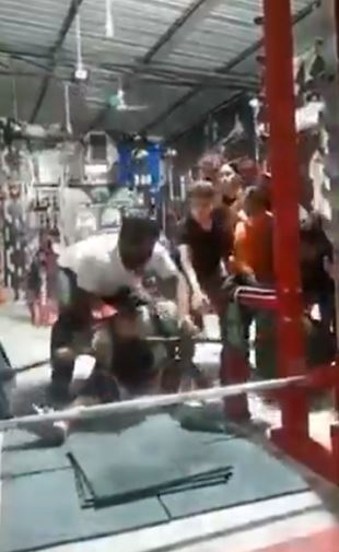 นักยกน้ำหนักแชมป์เยาวชนวัย 17 ถูกบาร์เหล็กทับคอดับสลด นักยกน้ำหนักแชมป์เยาวชนวัย 17 ถูกบาร์เหล็กทับคอดับสลด